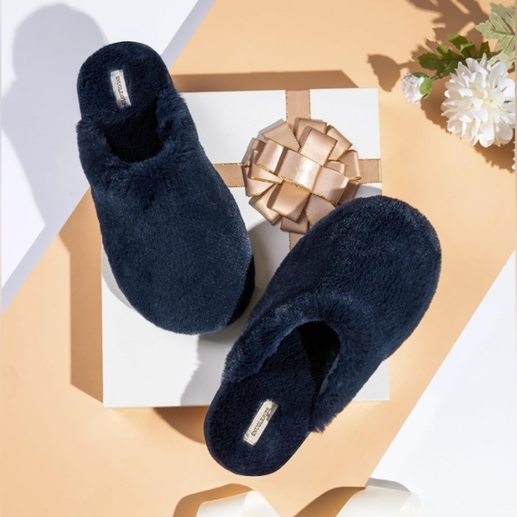 Snug Leaves Women's Fuzzy Memory Foam Indoor House Slippers with Anti-Slip Sole - Picture 3 of 8